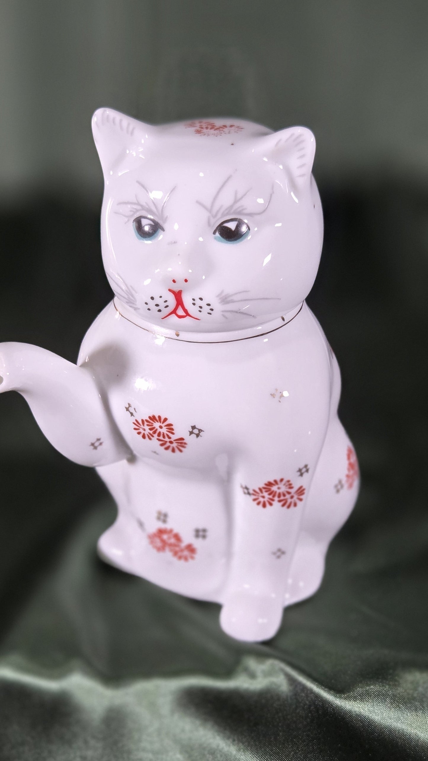 Maneki-neko Cat Teapot